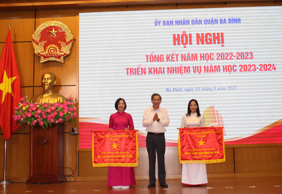 Thừa ủy quyền, ông Hoàng Minh Dũng Tiến - Bí thư Quận ủy Ba Đình trao Cờ thi đua của UBND TP Hà Nội cho hai tập thể. Thừa ủy quyền, ông Hoàng Minh Dũng Tiến - Bí thư Quận ủy Ba Đình trao Cờ thi đua của UBND TP Hà Nội cho hai tập thể.