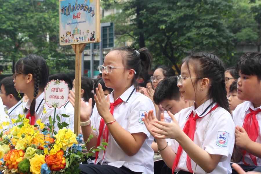 Các em khối 6 lắng nghe cô Hiệu trưởng căn dặn trong ngày đón học sinh Các em khối 6 lắng nghe cô Hiệu trưởng căn dặn trong ngày đón học sinh
