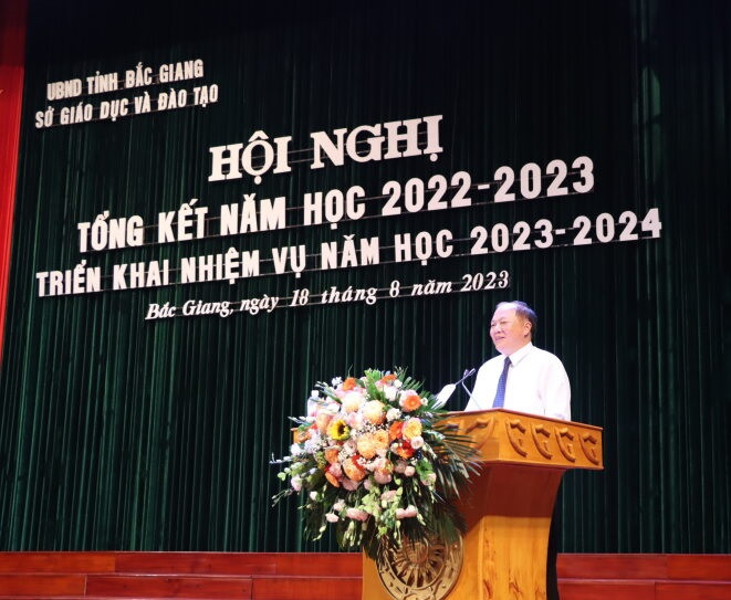 Ông Tạ Việt Hùng - Giám đốc Sở GD&amp;ĐT Bắc Giang phát biểu tại Hội nghị.