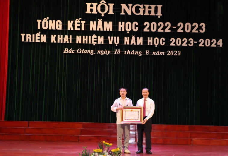 Phó Chủ tịch Thường trực UBND tỉnh Bắc Giang - Mai Sơn tặng Bằng khen của Chủ tịch UBND tỉnh cho em Nguyễn Mạnh Thắng, học sinh trường THPT Chuyên Bắc Giang.