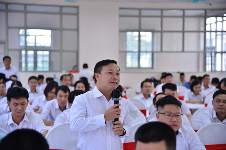 Các đại biểu nêu ý kiến với sự cởi mở và thẳng thắn. Các đại biểu nêu ý kiến với sự cởi mở và thẳng thắn.