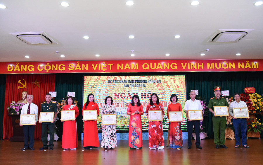 Bà Nguyễn Thị Ngọc Anh, Chủ tịch UBND phường Hàng Bài trao khen thưởng cho các tập thể, cá nhân có thành tích xuất sắc trong phong trào toàn dân bảo vệ ANTQ. Bà Nguyễn Thị Ngọc Anh, Chủ tịch UBND phường Hàng Bài trao khen thưởng cho các tập thể, cá nhân có thành tích xuất sắc trong phong trào toàn dân bảo vệ ANTQ.