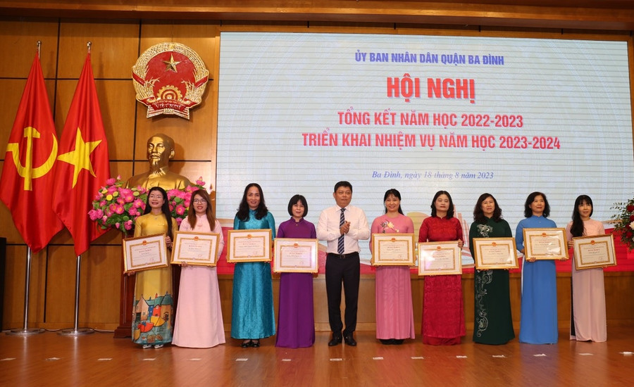 Thừa ủy quyền, ông Tạ Nam Chiến - Chủ tịch UBND quận Ba Đình trao Bằng khen của Chủ tịch UBND TP Hà Nội cho tập thể, cá nhân có thành tích xuất sắc năm học 2022 -2023. Thừa ủy quyền, ông Tạ Nam Chiến - Chủ tịch UBND quận Ba Đình trao Bằng khen của Chủ tịch UBND TP Hà Nội cho tập thể, cá nhân có thành tích xuất sắc năm học 2022 -2023.
