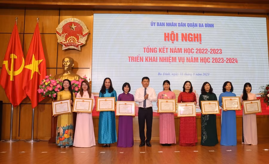 Thừa ủy quyền, ông Tạ Nam Chiến - Chủ tịch UBND quận Ba Đình trao Bằng khen của Chủ tịch UBND TP Hà Nội cho tập thể, cá nhân có thành tích xuất sắc năm học 2022 -2023.