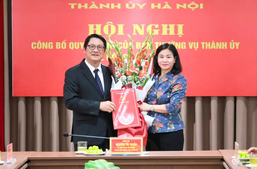 Phó Bí thư Thường trực Thành ủy Hà Nội - Nguyễn Thị Tuyến trao quyết định cho ông Vũ Hà tại Ban Dân vận Thành ủy.