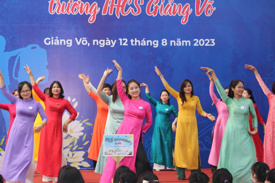 Những tiết mục văn nghệ do chính giáo viên Trường THCS Giảng Võ biểu diễn chào đón học sinh. Những tiết mục văn nghệ do chính giáo viên Trường THCS Giảng Võ biểu diễn chào đón học sinh.