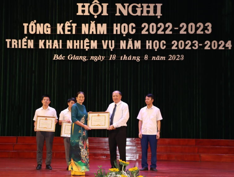 Ông Tạ Việt Hùng - Giám đốc Sở GD&amp;ĐT Bắc Giang trao khen thưởng cho các tập thể, các nhân có thành tích xuất sắc.