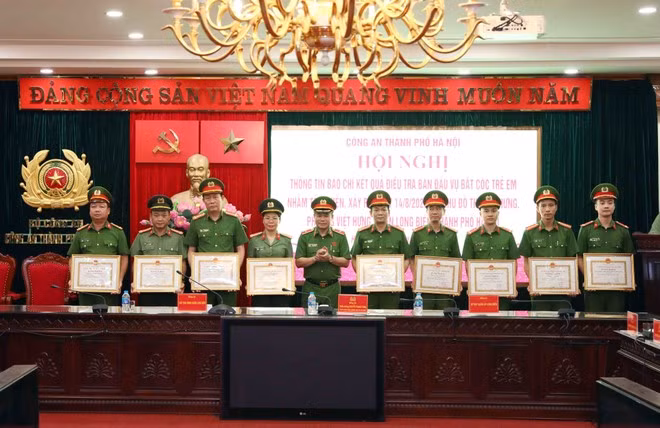 Thiếu tướng Nguyễn Thanh Tùng trao khen thưởng các tập thể, cá nhân lập thành tích trong điều tra vụ án.