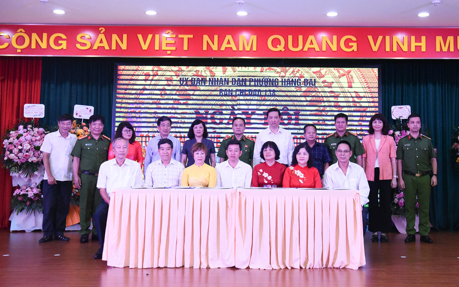 Các đơn vị tham gia ký kết thi đua thực hiện phong trào toàn dân bảo vệ ANTQ. Các đơn vị tham gia ký kết thi đua thực hiện phong trào toàn dân bảo vệ ANTQ.