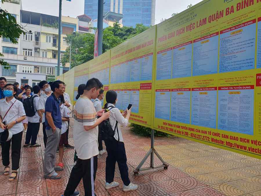 Người lao động tìm kiếm cơ hội việc làm tại phiên giao dịch lưu động. Người lao động tìm kiếm cơ hội việc làm tại phiên giao dịch lưu động.