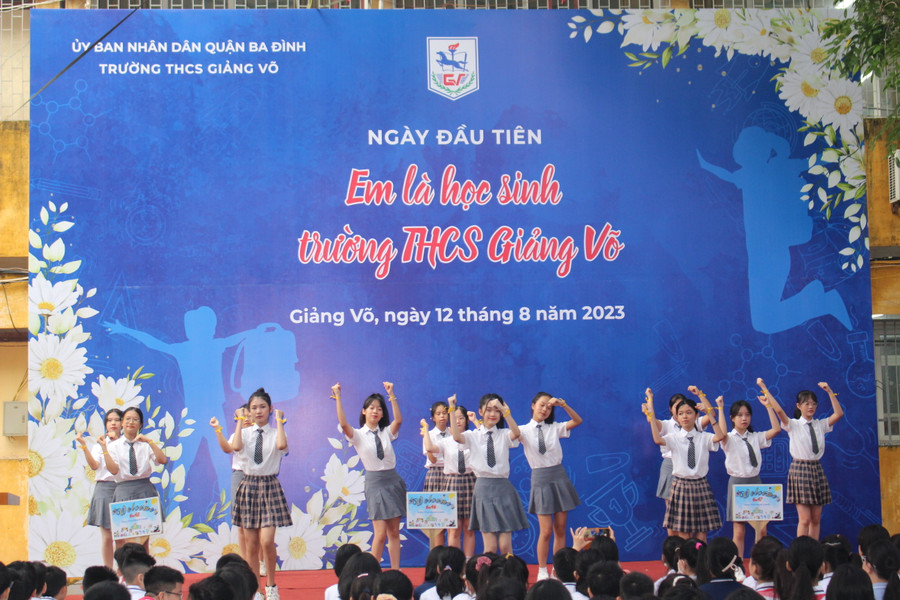 Văn nghệ chào mừng học sinh khối 6. Văn nghệ chào mừng học sinh khối 6.