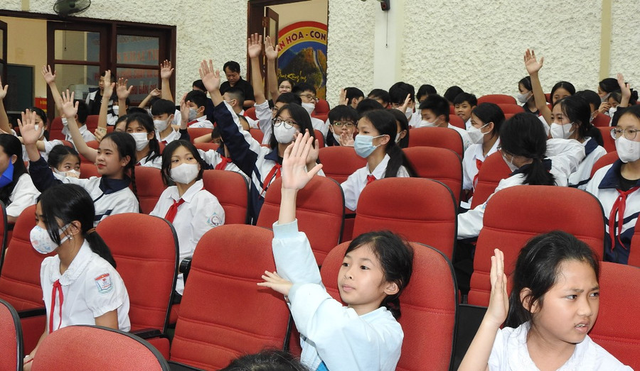 Tại buổi lễ, nhà văn Lê Toán cũng đã có nhiều câu hỏi liên quan đến đọc sách và nhận được sự hưởng ứng nhiệt tình của đông đảo các em học sinh.