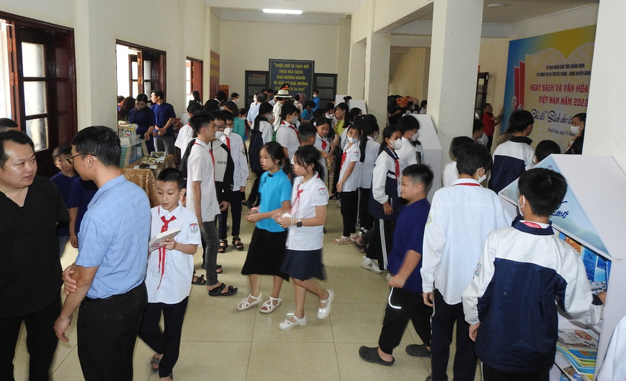 Tham gia “Ngày sách và Văn hóa đọc Việt Nam năm 2023” có đông đảo các đại biểu, thầy cô giáo, học sinh… trên địa bàn huyện Bình Liêu.