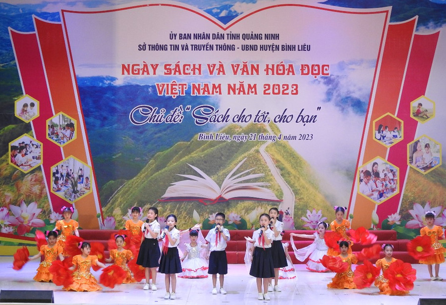 Mở đầu chương trình là tiết mục văn nghệ đặc sắc của các em học sinh THCS trên địa bàn huyện Bình Liêu.