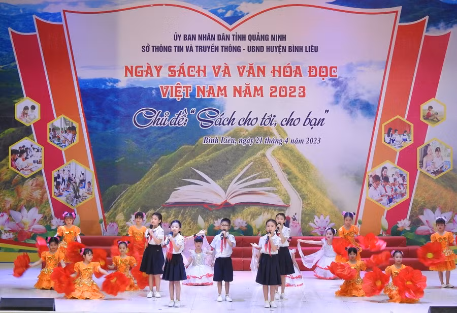 Mở đầu chương trình là tiết mục văn nghệ đặc sắc của các em học sinh THCS trên địa bàn huyện Bình Liêu.