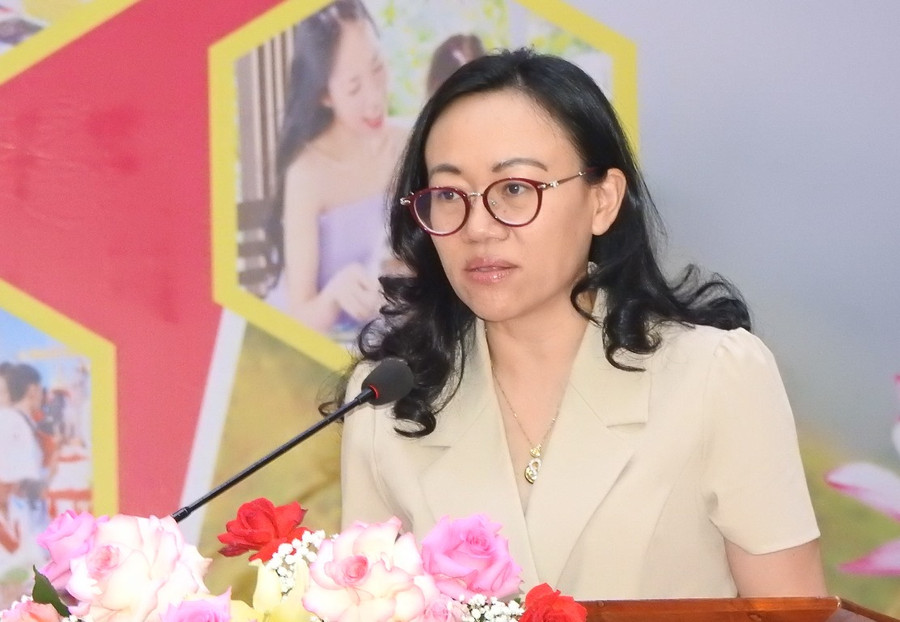 Phát biểu tại buổi lễ, bà Lê Ngọc Hân, Giám đốc Sở Thông tin và Truyền thông Quảng Ninh cho biết, tỉnh Quảng Ninh tổ chức Ngày sách và Văn hóa đọc Việt Nam nhằm khuyến khích, phát triển phong trào đọc sách trong cộng đồng, phát huy ý nghĩa to lớn và tầm quan trọng của việc đọc sách để nâng cao kiến thức, kỹ năng, phát triển tư duy, giáo dục và rèn luyện nhân cách con người. Đồng thời khẳng định vị trí, vai trò, tầm quan trọng của sách trong đời sống xã hội; tôn vinh người đọc và những người tham gia sưu tầm, sáng tác, xuất bản, in, phát hành, lưu trữ, quảng bá sách; nâng cao trách nhiệm của các cấp, các ngành, các cơ quan nhà nước và tổ chức xã hội đối với việc xây dựng và phát triển văn hóa đọc Việt Nam, góp phần xây dựng xã hội học tập, học tập suốt đời. “Hy vọng rằng thông qua các hoạt động hưởng ứng Ngày sách Việt Nam năm 2023 tại tỉnh Quảng Ninh sẽ góp phần nâng cao hơn nữa nhận thức về vai trò, ý nghĩa, tầm quan trọng của sách trong đời sống xã hội, đưa Ngày sách Việt Nam hàng năm trở thành một nét sinh hoạt văn hóa lành mạnh, từ đó làm cho văn hóa đọc luôn là nhu cầu không thể thiếu của những con người văn minh trong xã hội hiện đại hôm nay”, bà Hân nói.