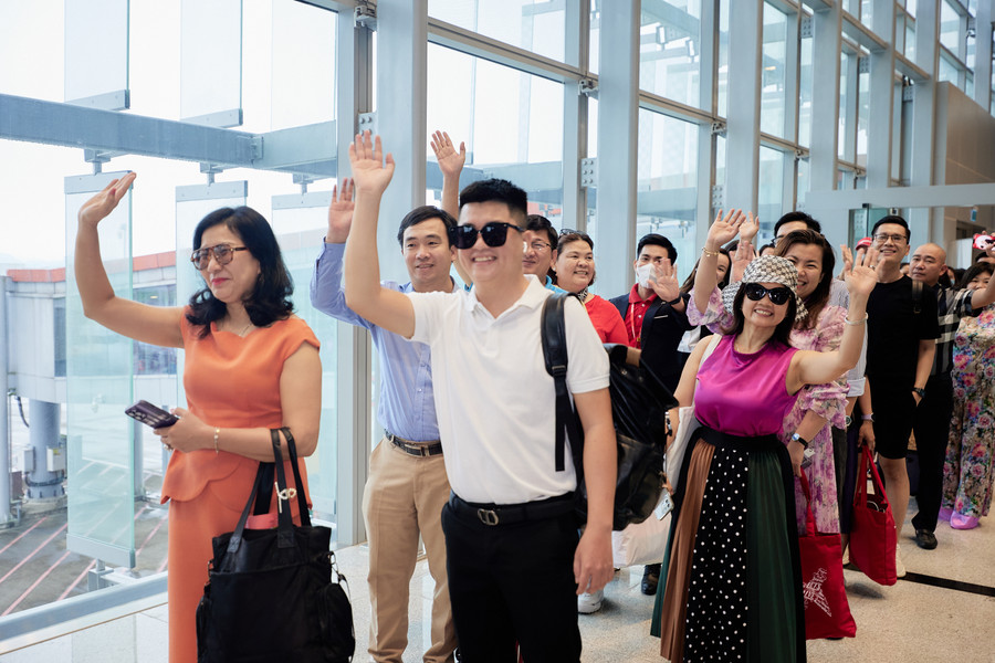 Hành khách trên chuyến bay số hiệu VJ486 đáp xuống sân bay Vân Đồn sáng nay.