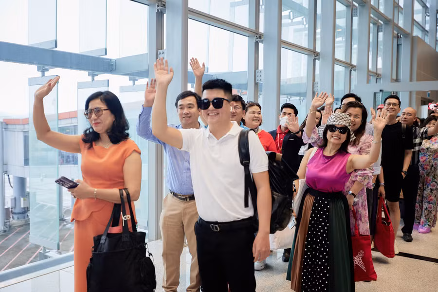 Hành khách trên chuyến bay số hiệu VJ486 đáp xuống sân bay Vân Đồn sáng nay.