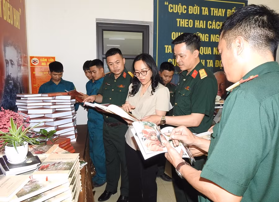 Lãnh đạo Sở Thông tin và Truyền thông Quảng Ninh cùng các cán bộ chiến sỹ tham quan không gian trưng bày sách.