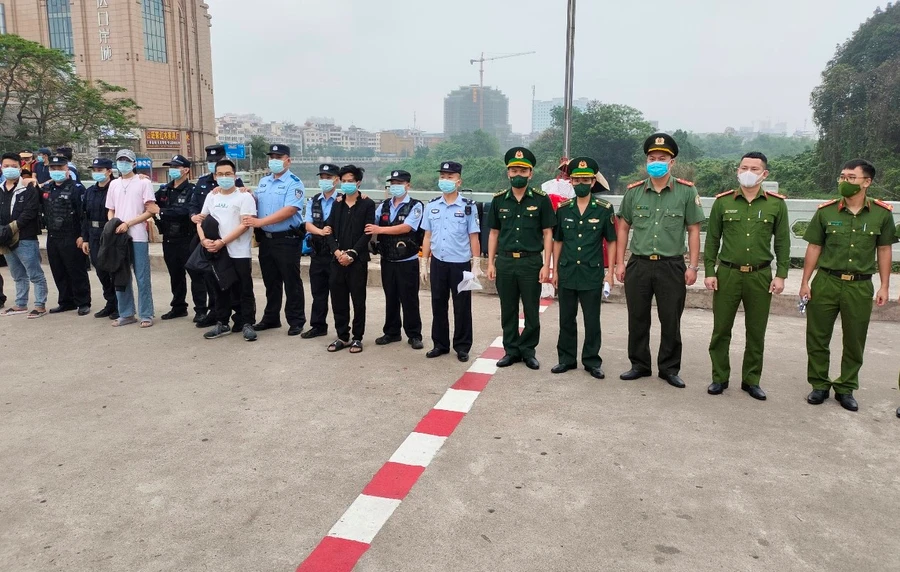 Công an TP Móng Cái bàn giao bốn nghi phạm cho nhà chức trách Trung Quốc.