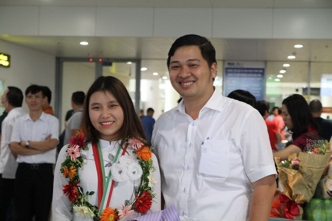 Minh Anh nhận lời chúc mừng từ thầy Đoàn Thái Sơn - hiệu trưởng trường THPT chuyên Trần Phú Hải Phòng sau khi trở về từ Iran