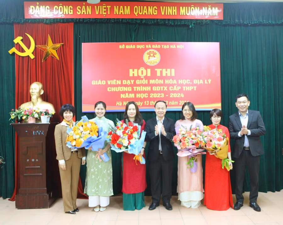 Ban tổ chức tặng hoa chúc mừng các giáo viên tham dự hội thi.