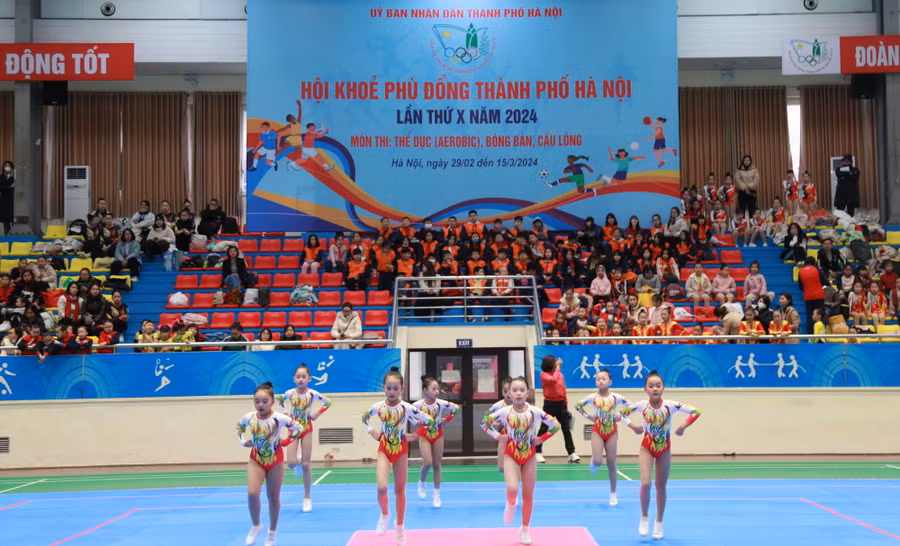 Học sinh Hà Nội dự thi Hội khỏe Phù Đổng cấp thành phố môn thể dục aerobic.