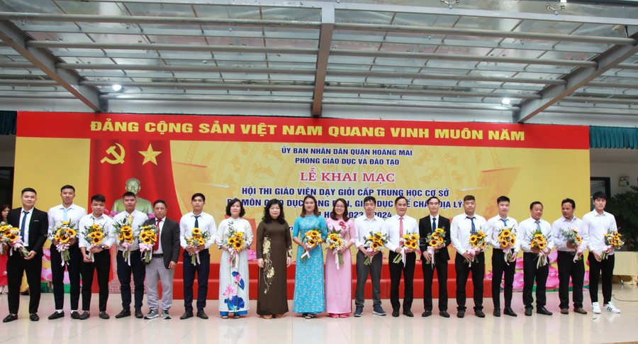 Ban tổ chức tặng hoa chúc mừng các giáo viên dự thi môn Giáo dục thể chất. Ban tổ chức tặng hoa chúc mừng các giáo viên dự thi môn Giáo dục thể chất.