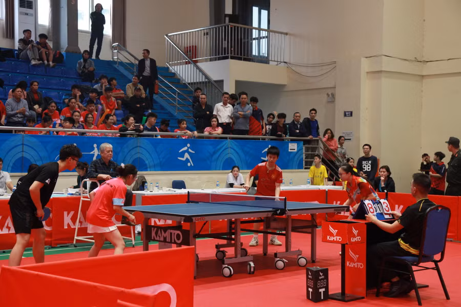 Đông đảo khán giả đến nhà thi đấu quận Cầu Giấy cổ vũ cho các vận động viên.