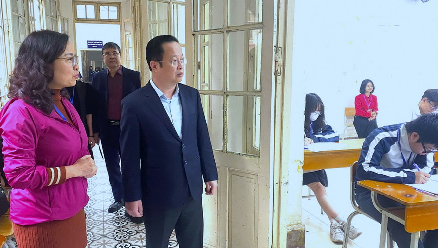 Giám đốc Sở GD&amp;ĐT Hà Nội Trần Thế Cương kiểm tra công tác tổ chức khảo sát tại Trường THPT Trần Phú (quận Hoàn Kiếm).