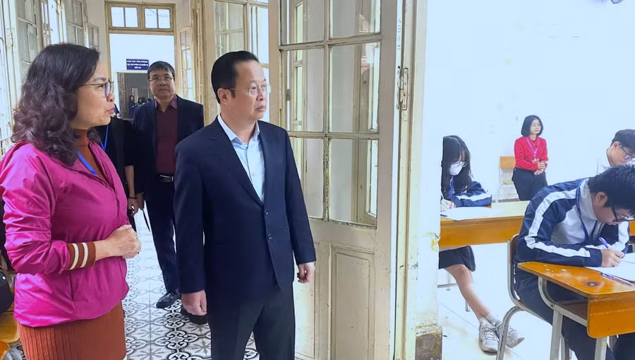 Giám đốc Sở GD&amp;ĐT Hà Nội Trần Thế Cương kiểm tra công tác tổ chức khảo sát tại Trường THPT Trần Phú (quận Hoàn Kiếm).