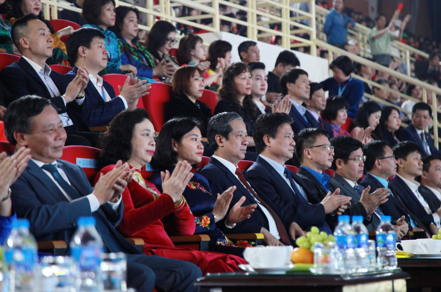 Các đại biểu dự lễ khai mạc.