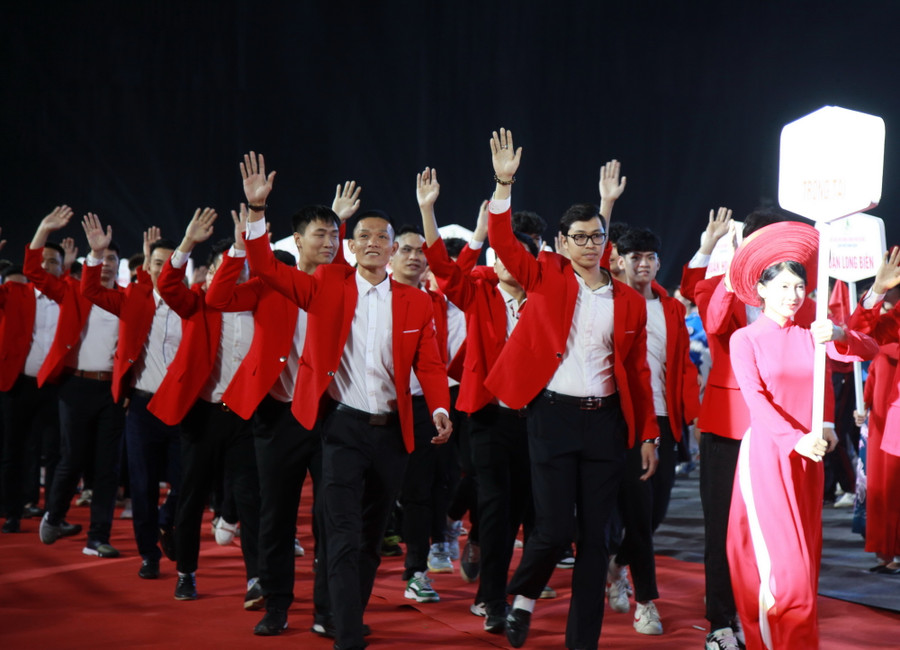 Đại diện trọng tài diễu hành qua lễ đài.