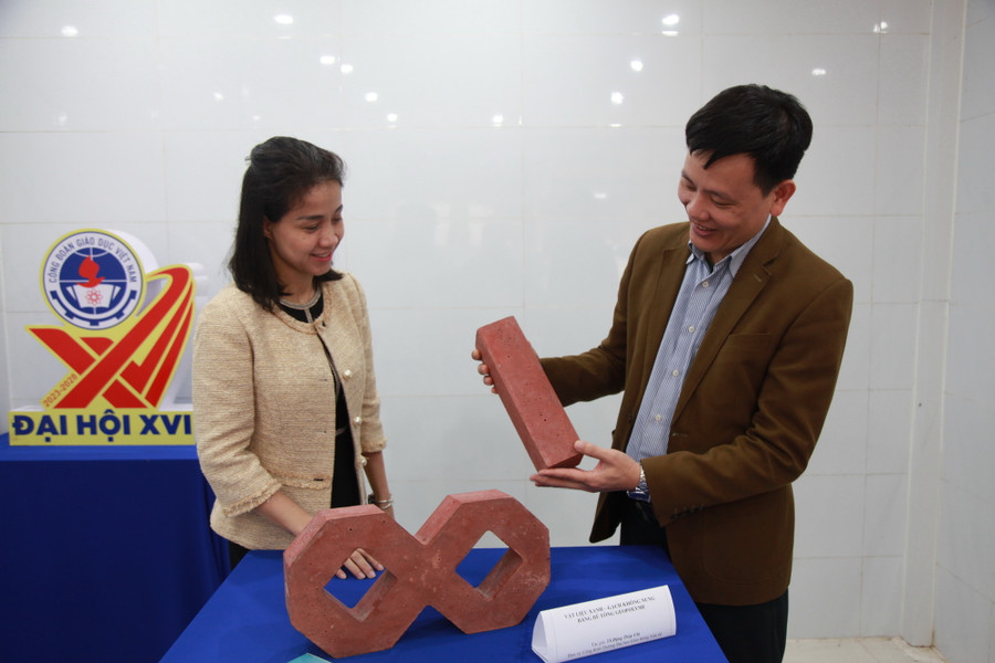 Sản phẩm gạch không nung bằng bê tông Geopolyme của TS Đặng Thuỳ Chi, Trường Đại học Giao thông Vận tải. Sản phẩm gạch không nung bằng bê tông Geopolyme của TS Đặng Thuỳ Chi, Trường Đại học Giao thông Vận tải.