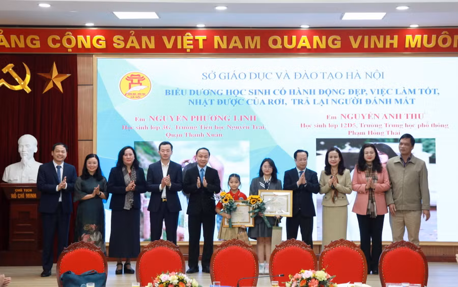 Đại diện lãnh đạo các cơ quan Hà Nội trao thưởng cho hai học sinh có hành động đẹp, nhặt được của rơi trả lại người đánh mất.