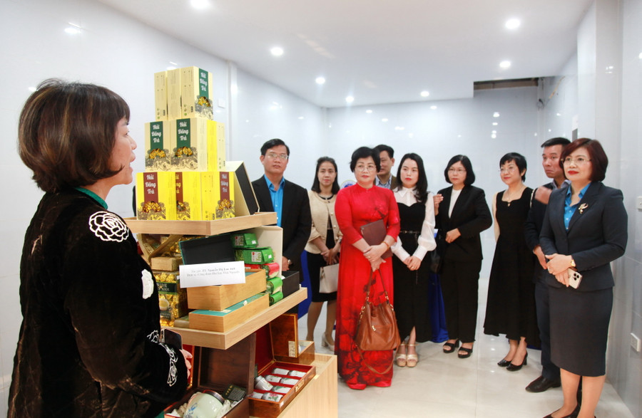 TS Nguyễn Thị Lan Anh giới thiệu về sản phẩm trà sạch Diên Hồng. TS Nguyễn Thị Lan Anh giới thiệu về sản phẩm trà sạch Diên Hồng.