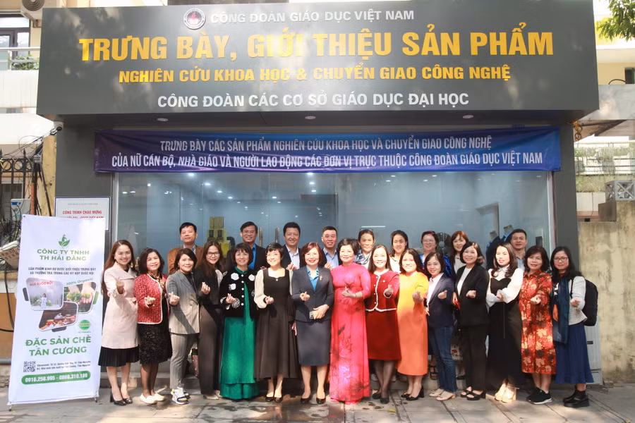 Gian trưng bày các sản phẩm nghiên cứu khoa học và chuyển giao công nghệ của Công đoàn Giáo dục Việt Nam tại số 2 phố Trịnh Hoài Đức, quận Ba Đình, Hà Nội. Gian trưng bày các sản phẩm nghiên cứu khoa học và chuyển giao công nghệ của Công đoàn Giáo dục Việt Nam tại số 2 phố Trịnh Hoài Đức, quận Ba Đình, Hà Nội.