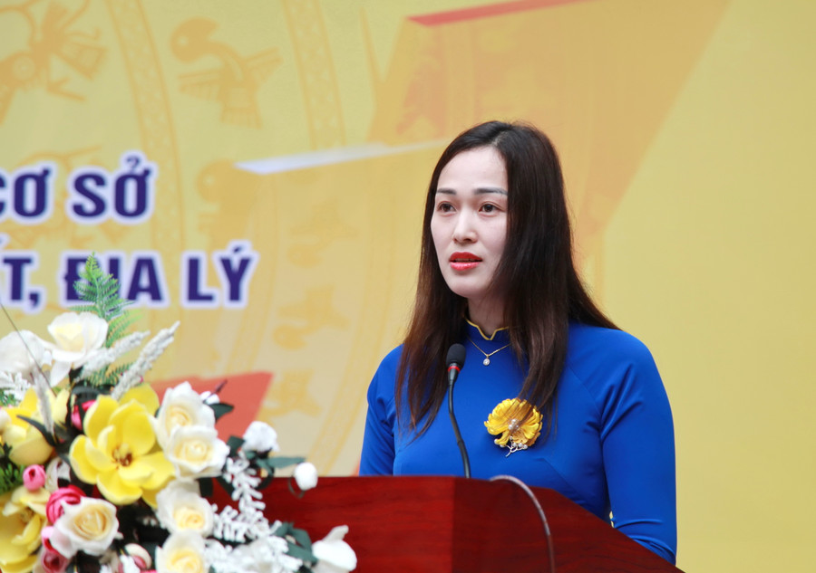 Cô Vũ Thị Hằng - giáo viên bộ môn Giáo dục công dân, Trường THCS Hoàng Mai phát biểu hưởng ứng hội thi. Cô Vũ Thị Hằng - giáo viên bộ môn Giáo dục công dân, Trường THCS Hoàng Mai phát biểu hưởng ứng hội thi.