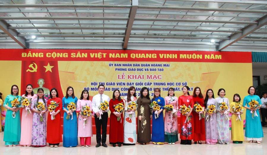 Ban tổ chức tặng hoa chúc mừng các giáo viên dự thi môn Địa lý. Ban tổ chức tặng hoa chúc mừng các giáo viên dự thi môn Địa lý.