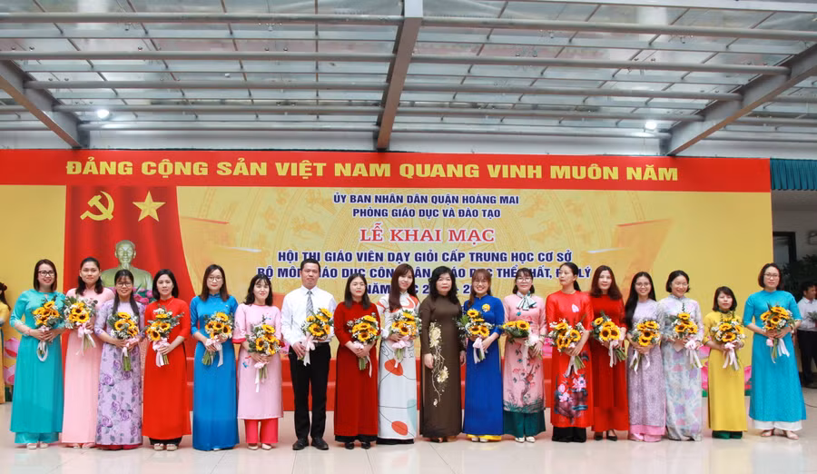 Ban tổ chức tặng hoa chúc mừng các giáo viên dự thi môn Địa lý.