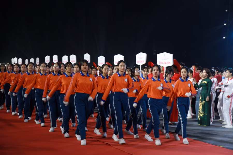 Màn biểu dương lực lượng của hơn 2.200 người là vận động viên, huấn luyện viên đại diện cho học sinh của các trường học.