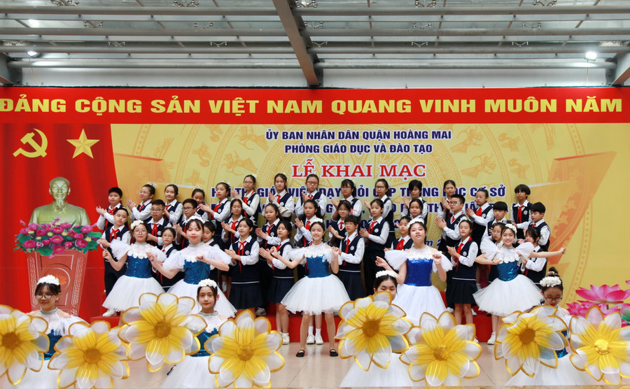 Tiết mục văn nghệ của học sinh Trường THCS Hoàng Mai chào mừng hội thi. Tiết mục văn nghệ của học sinh Trường THCS Hoàng Mai chào mừng hội thi.