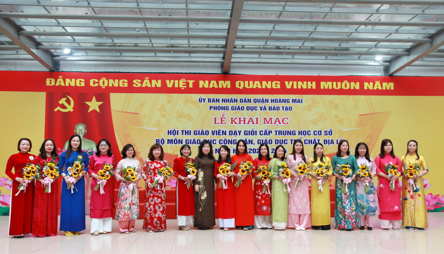 Ban tổ chức tặng hoa chúc mừng các giáo viên dự thi môn Giáo dục công dân. Ban tổ chức tặng hoa chúc mừng các giáo viên dự thi môn Giáo dục công dân.