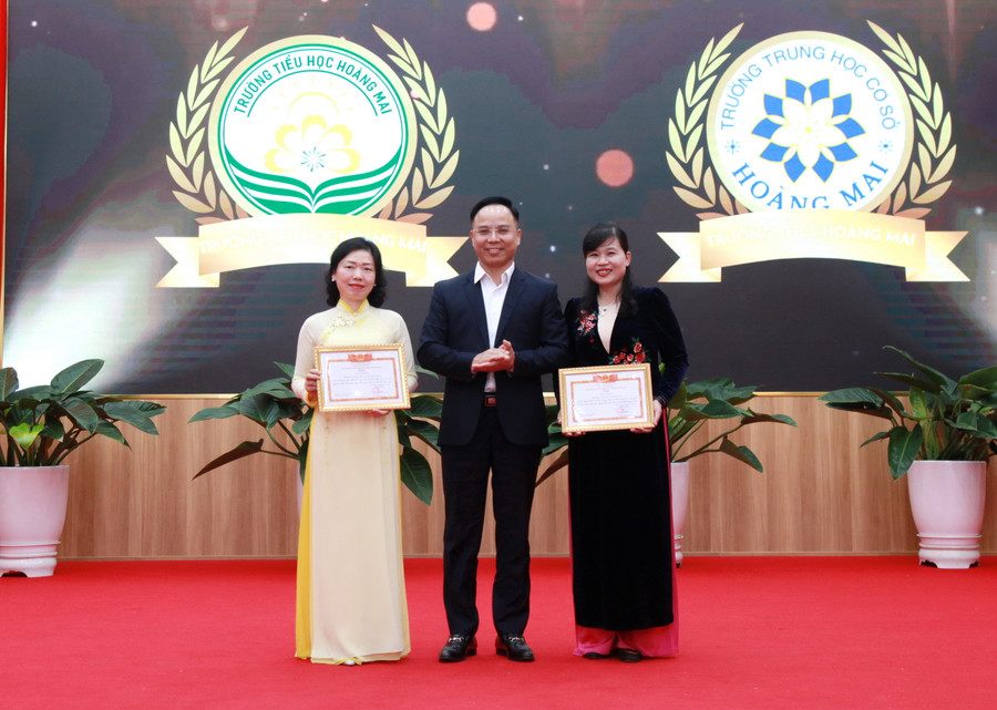 Lãnh đạo quận Hoàng Mai tặng giấy khen cho các đơn vị có thành tích xuất sắc.