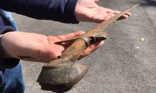 Cổ kiếm 300 năm còn nguyên vẹn dưới lòng sông Wales