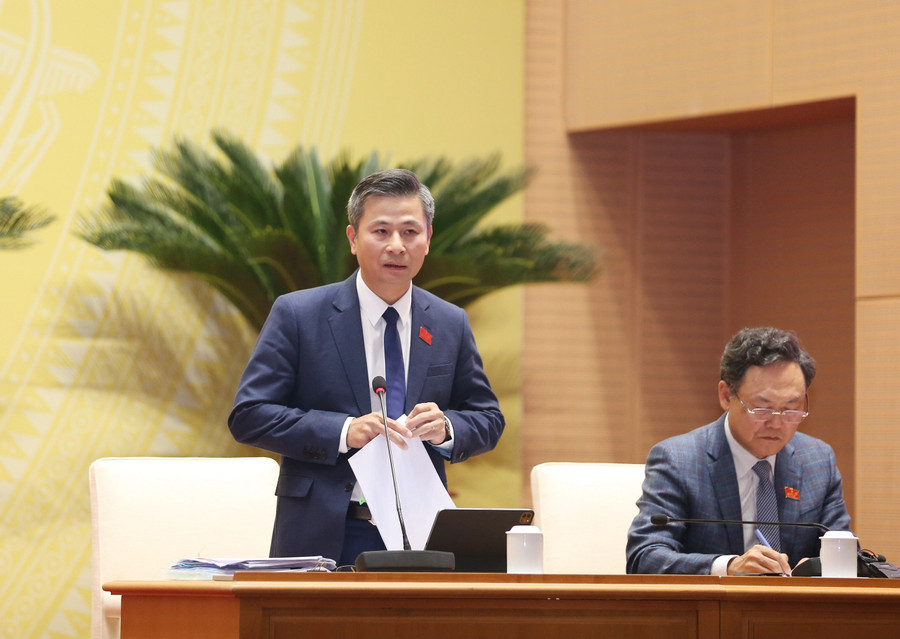 Giám đốc Sở GTVT - Nguyễn Phi Thường trả lời đại biểu tại kỳ họp.