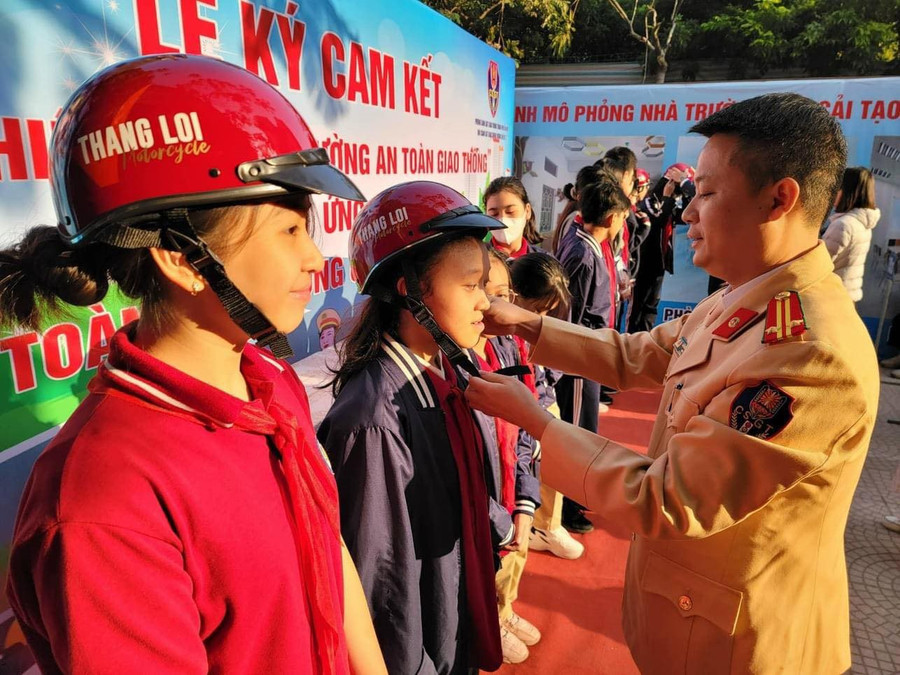 Tặng mũ bảo hiểm cho đội xung kích. Tặng mũ bảo hiểm cho đội xung kích.