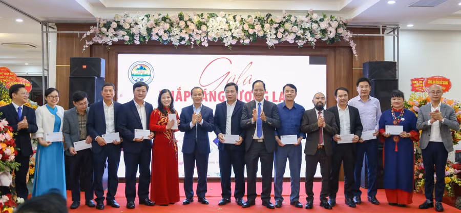 Đại diện 10 huyện, thành phố của tỉnh Bắc Giang nhận hỗ trợ từ Chương trình Thắp sáng tương lai.