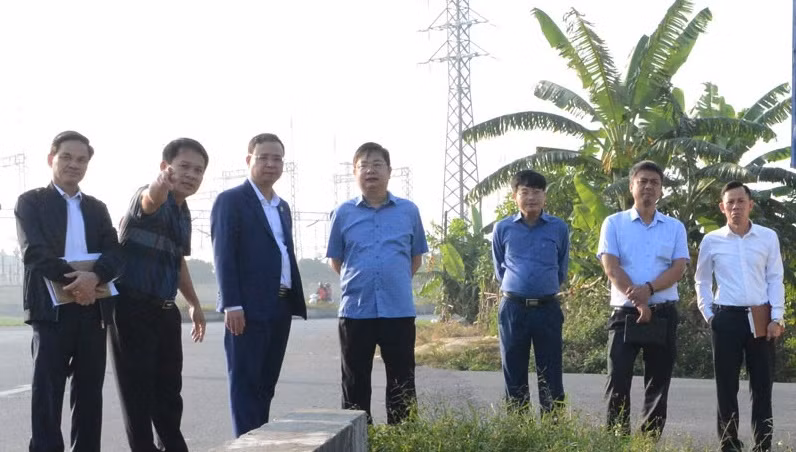 Kiểm tra việc tổ chức giao thông tại cổng Trường Tiểu học Việt Hùng (thị xã Quế Võ).