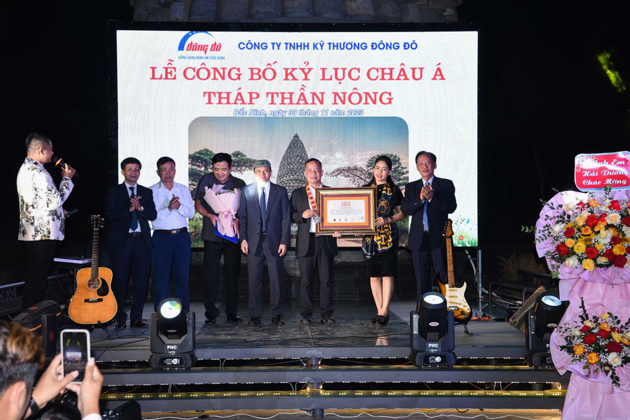 Ông Lê Doãn Hợp - nguyên Bộ trưởng Bộ TT&TT, Chủ tịch Hội đồng Xác lập Kỷ lục Việt Nam (thứ 4 từ phải sang trái) trao và chúc mừng kỷ lục châu Á Tháp Thần Nông. Ông Lê Doãn Hợp - nguyên Bộ trưởng Bộ TT&TT, Chủ tịch Hội đồng Xác lập Kỷ lục Việt Nam (thứ 4 từ phải sang trái) trao và chúc mừng kỷ lục châu Á Tháp Thần Nông.